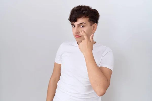 Νεαρός Δυαδικός Άντρας Λευκό Μπλουζάκι Που Δείχνει Μάτι Βλέπει Κάνεις — Φωτογραφία Αρχείου