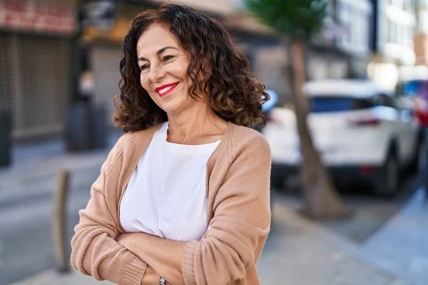 Middle Age Hispanic Woman Smiling Happy Crossed Arms Outdoors — Foto de Stock