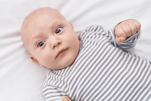 Liebenswertes Kaukasisches Baby Liegt Schlafzimmer Auf Dem Bett — Stockfoto