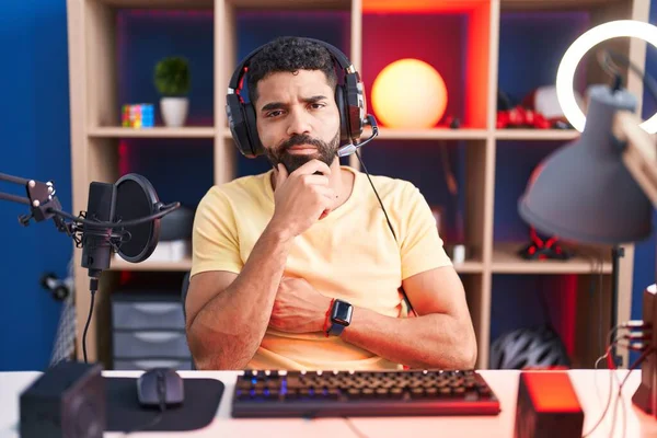 Hispanischer Mann Mit Bart Spielt Videospiele Mit Kopfhörern Und Blickt — Stockfoto