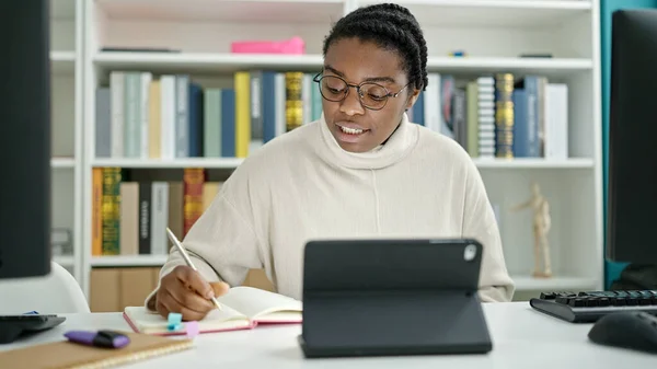 Afričanky Americká Žena Student Pomocí Touchpad Psaní Poznámek Knihovně — Stock fotografie