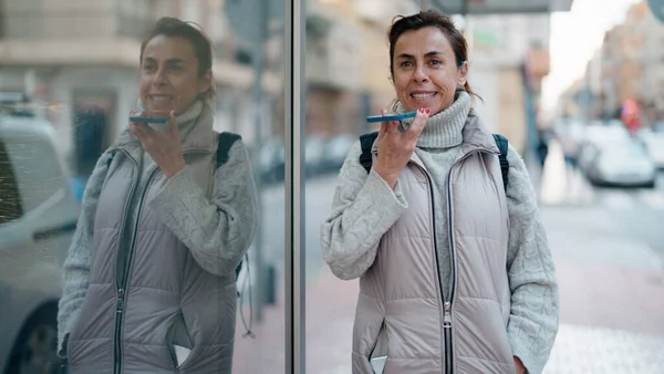 Middelbare Leeftijd Spaanse Vrouw Glimlachend Zelfverzekerd Praten Smartphone Straat — Stockfoto