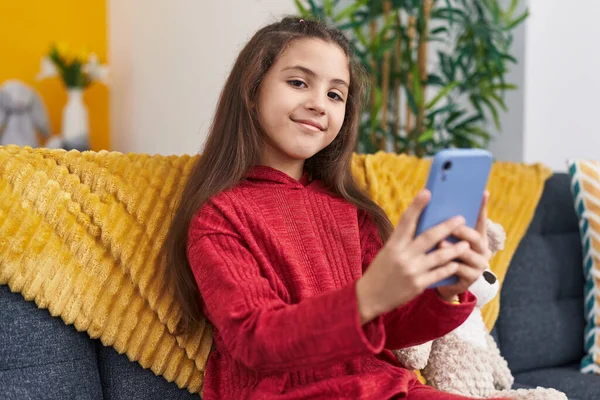 Adorável Menina Hispânica Usando Smartphone Sentado Sofá Casa — Fotografia de Stock