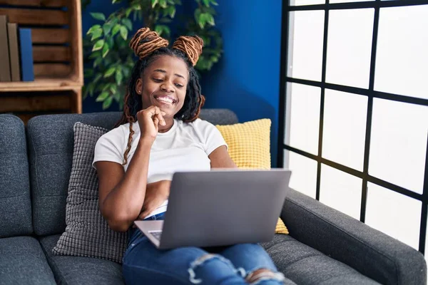 Afrikanerin Mit Geflochtenem Haar Laptop Hause Und Selbstbewusst Lächelnd Mit — Stockfoto