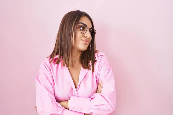 Junge Hispanische Frau Mit Brille Die Über Rosa Hintergrund Steht — Stockfoto