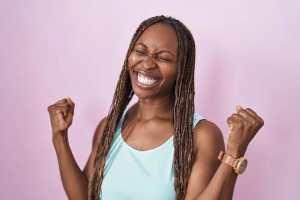 Африканская Американка Стоящая Розовом Фоне Счастлива Взволнована Делая Жест Победителя — стоковое фото