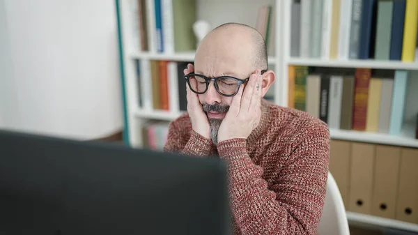 年轻的秃头学生在大学课堂上使用电脑压力很大 — 图库照片