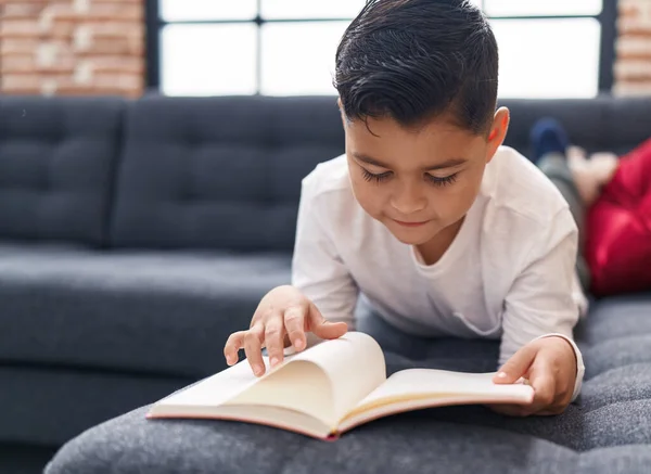 Evdeki Kanepede Uzanmış Kitap Okuyan Sevimli Spanyol Çocuk — Stok fotoğraf