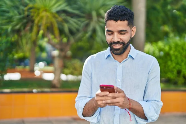 Fiatal Arab Férfi Mosolygós Magabiztos Segítségével Smartphone Parkban — Stock Fotó