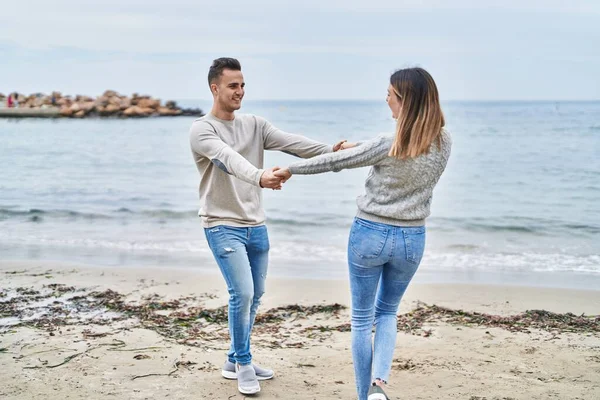 Άνδρας Και Γυναίκα Ζευγάρι Χαμογελά Αυτοπεποίθηση Χορό Στην Παραλία — Φωτογραφία Αρχείου