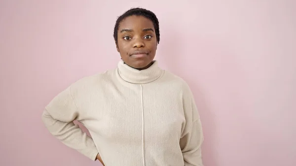 Африканская Американка Стоит Расслабленным Выражением Лица Изолированном Розовом Фоне — стоковое фото
