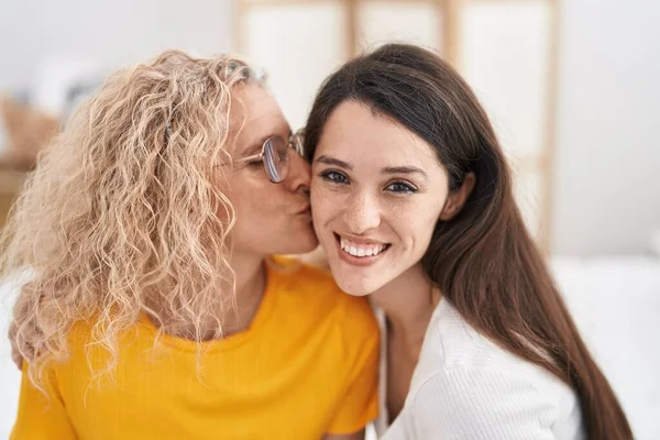 Deux Femmes Mère Fille Câlinent Embrassent Dans Chambre — Photo