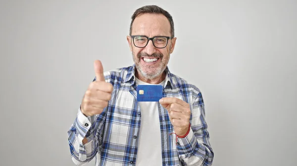 Mężczyzna Średnim Wieku Wskazując Kartę Kredytową Robi Gest Kciuka Odizolowanym — Zdjęcie stockowe
