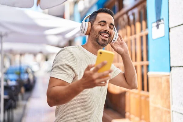 Joven Hispano Sonriendo Confiado Escuchando Música Bailando Calle —  Fotos de Stock