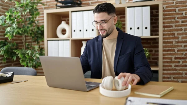 Junger Arabischer Geschäftsmann Sitzt Mit Laptop Auf Tisch Büro — Stockfoto