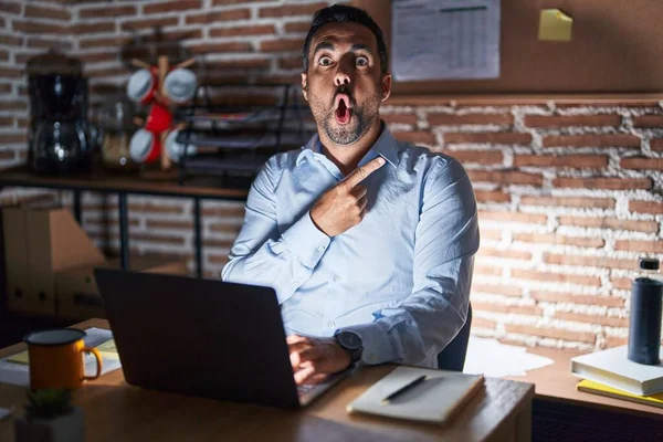 Hispánec Plnovousem Který Noci Pracuje Kanceláři Překvapeně Ukazuje Prstem Stranu — Stock fotografie
