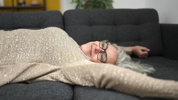 Femme Âge Moyen Avec Les Cheveux Gris Couché Sur Canapé — Photo