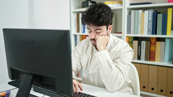 Young Hispanic Man Student Tired Using Computer Studying Library University — Stock Photo, Image