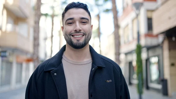 Mladý Arabský Muž Usměvavý Sebevědomě Stojí Ulici — Stock fotografie