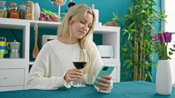 Joven Mujer Rubia Bebiendo Copa Vino Usando Smartphone Comedor — Foto de Stock