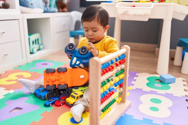 Anaokulunda Yerde Oturan Sevimli Spanyol Çocuk Araba Oyuncağıyla Oynuyor — Stok fotoğraf
