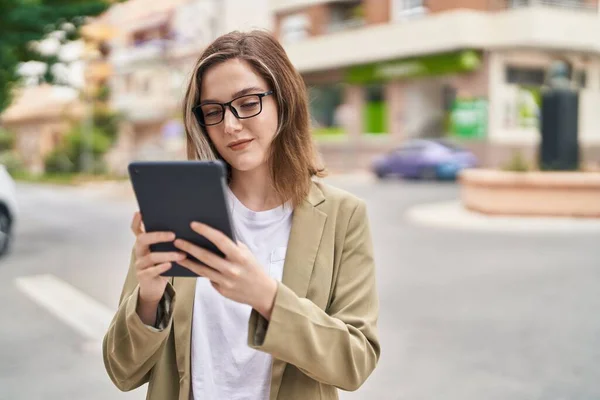 Jovem Mulher Empresária Usando Touchpad Rua — Fotografia de Stock