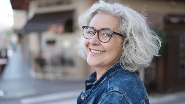 Middle Age Woman Grey Hair Smiling Confident Street — ストック写真