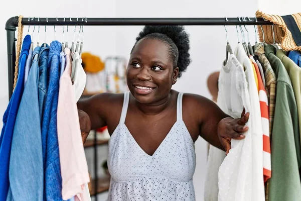 Young African American Woman Customer Appearing Throw Clothes Rack Clothing — ストック写真