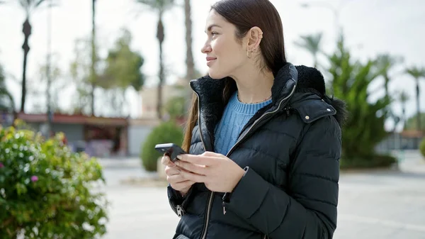 Νεαρή Καυκάσια Γυναίκα Χαμογελά Αυτοπεποίθηση Χρησιμοποιώντας Smartphone Στο Δρόμο — Φωτογραφία Αρχείου