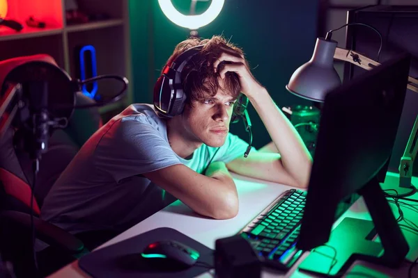 Young Blond Man Streamer Stressed Using Computer Gaming Room — Stockfoto
