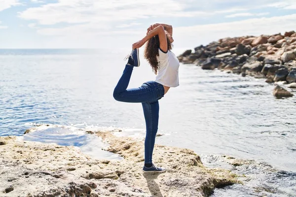 Jonge Spaanse Vrouw Stretching Been Staan Aan Kust — Stockfoto