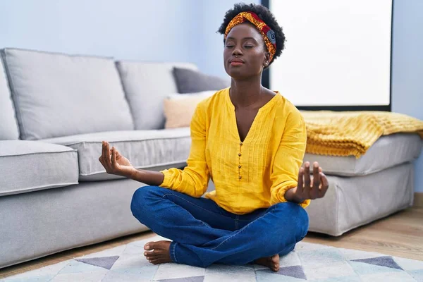 Joven Mujer Afroamericana Haciendo Ejercicio Yoga Sentada Suelo Casa —  Fotos de Stock