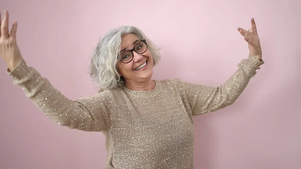 Middle Age Woman Grey Hair Smiling Dancing Isolated Pink Background — Stock Photo, Image