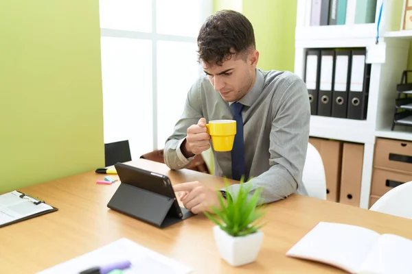 Νέοι Ισπανοί Επιχειρηματίες Χρησιμοποιώντας Touchpad Πίνοντας Καφέ Στο Γραφείο — Φωτογραφία Αρχείου