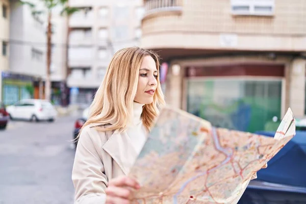 Νεαρή Ξανθιά Γυναίκα Ψάχνει Χάρτη Της Πόλης Στο Δρόμο — Φωτογραφία Αρχείου