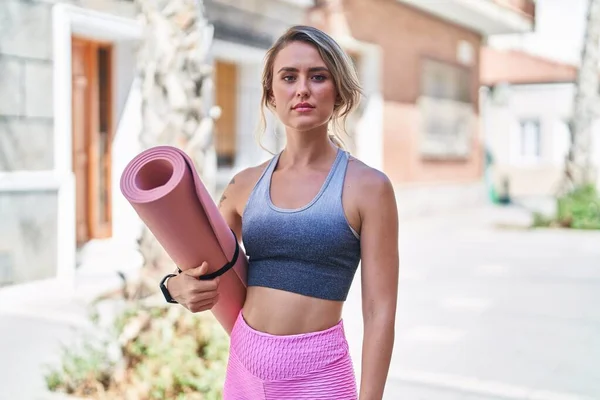Junge Blonde Frau Sportbekleidung Hält Yogamatte Auf Der Straße — Stockfoto