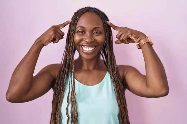 Pembe Arka Planda Duran Afro Amerikan Kadın Gülümsüyor Iki Eliyle — Stok fotoğraf