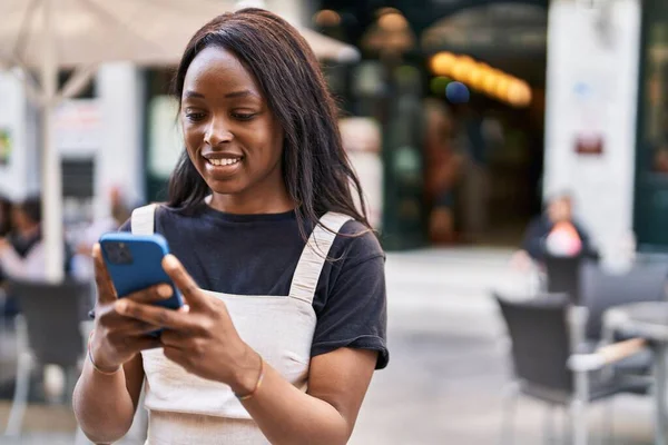 Young African American Woman Smiling Confident Using Smartphone Street — Fotografia de Stock