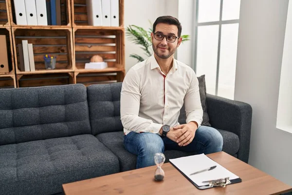 Jonge Spaanse Man Met Baard Werkt Bij Consultatiebureau Glimlachend Naar — Stockfoto