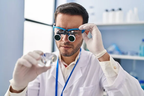 Giovane Scienziato Uomo Ispanico Guardando Diamante Lente Ingrandimento Laboratorio — Foto Stock