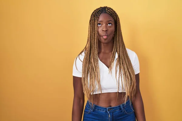 Mulher Afro Americana Com Cabelo Trançado Sobre Fundo Amarelo Fazendo — Fotografia de Stock