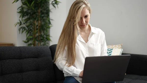 Young Blonde Woman Using Laptop Sitting Sofa Home — Stock Photo, Image