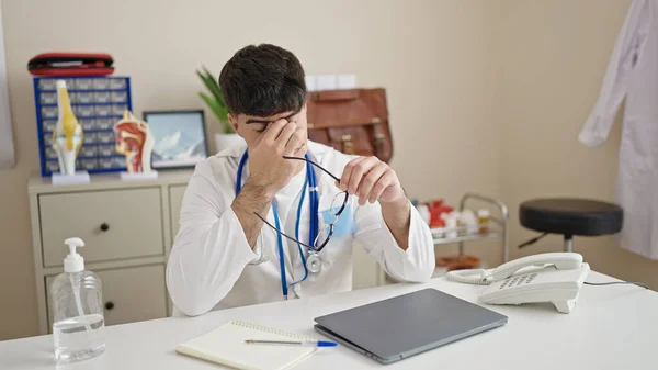 Ung Latinamerikansk Man Läkare Stressade Sitter Bordet Kliniken — Stockfoto
