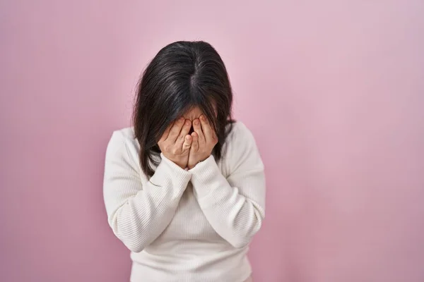 红粉红的背景上站着患有下行综合征的妇女 哭哭啼啼时满脸愁容 抑郁症的概念 — 图库照片