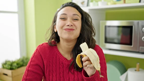 Junge Schöne Hispanische Frau Lächelt Selbstbewusst Und Isst Banane Esszimmer — Stockfoto