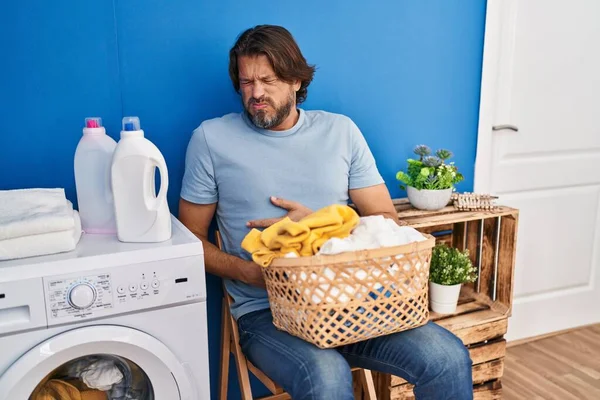 Hombre Guapo Mediana Edad Que Espera Lavandería Con Mano Estómago —  Fotos de Stock