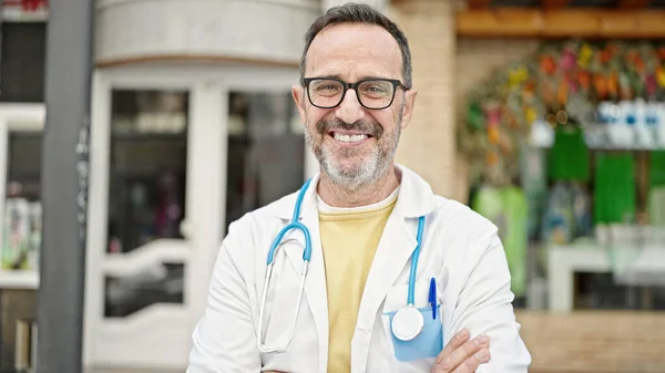 Muž Středního Věku Lékař Usmívá Sebevědomě Stojí Ulici — Stock fotografie