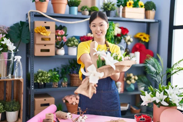 Chinês Florista Segurando Buquê Flores Florista Loja — Fotografia de Stock