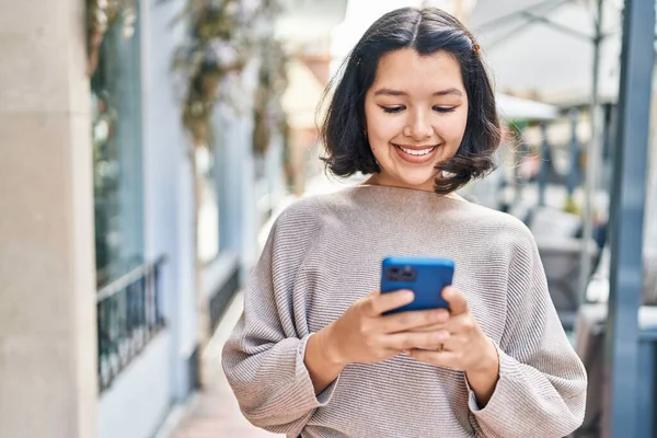 Νεαρή Γυναίκα Χαμογελά Αυτοπεποίθηση Χρησιμοποιώντας Smartphone Στο Δρόμο — Φωτογραφία Αρχείου