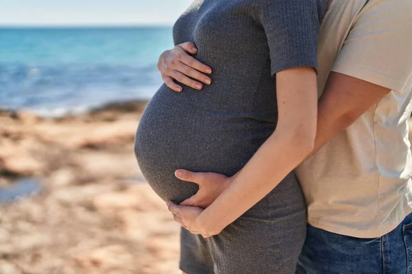 Man Vrouw Paar Knuffelen Elkaar Verwachten Baby Aan Zee — Stockfoto